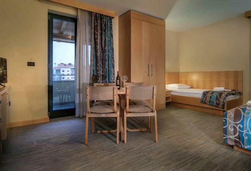 اتاق خانوادگی, Malovec