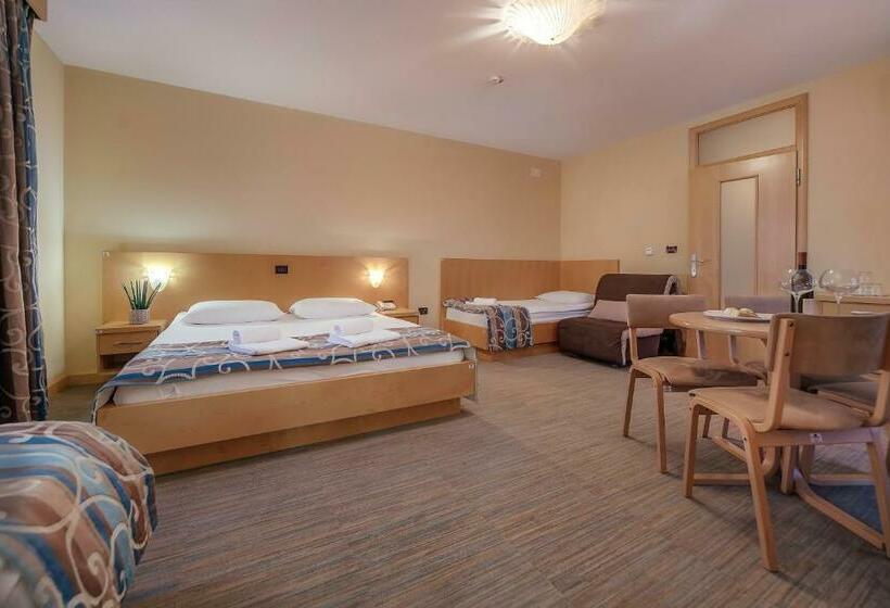 اتاق خانوادگی, Malovec