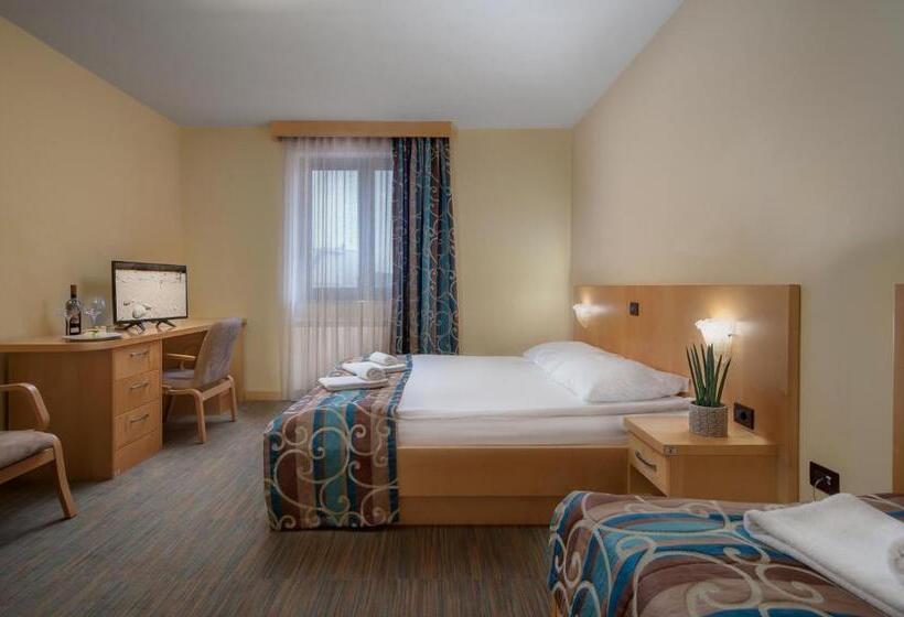 اتاق راحتی سه تخته, Malovec