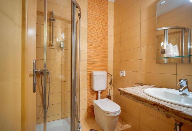 اتاق راحتی سه تخته, Malovec