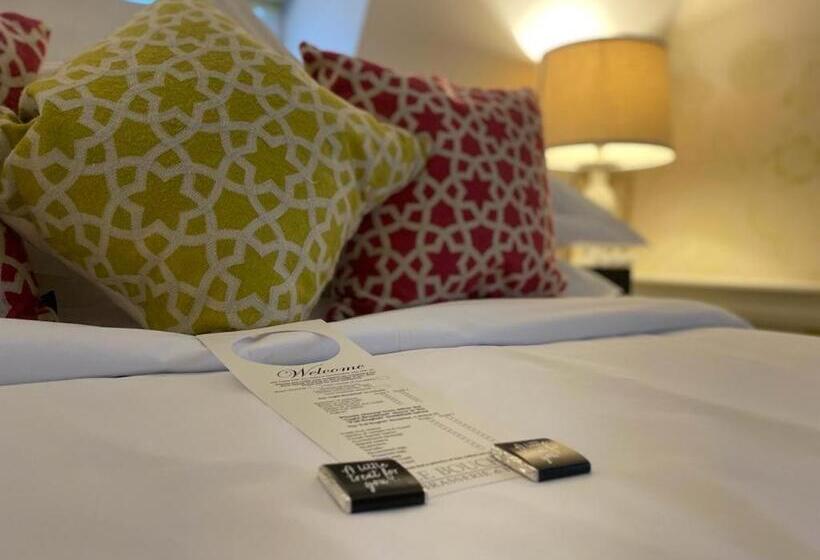 جناح جونيور, Le Bouchon Brasserie &