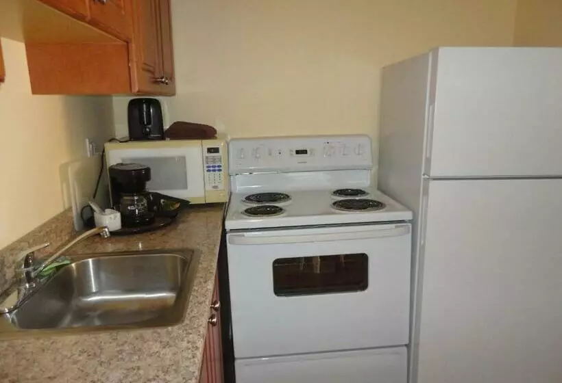 سوییت خانوادگی, Sahara Courtyard Inn Penticton