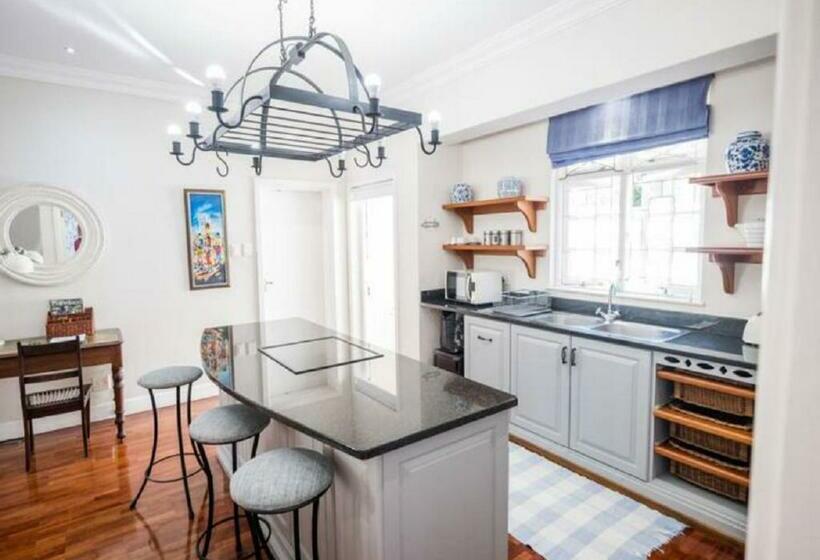 בקתה, Admiralty Beach House