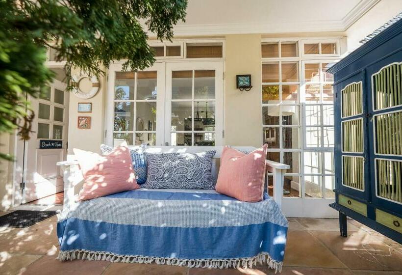 בקתה, Admiralty Beach House