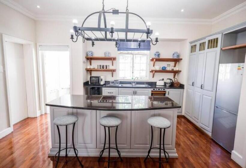 בקתה, Admiralty Beach House