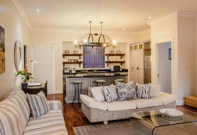 בקתה, Admiralty Beach House