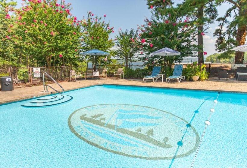 Családi Szoba, Lake View Queen Guest Room With Two Queens, Sleeper Sofa And Deck Overlooking Lake Ouachita, Hotel R