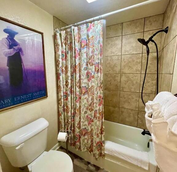 Családi Szoba, Lake View Queen Guest Room With Two Queens, Sleeper Sofa And Deck Overlooking Lake Ouachita, Hotel R