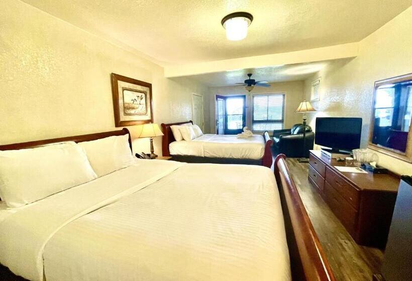 패밀리 룸, Lake View Queen Guest Room With Two Queens, Sleeper Sofa And Deck Overlooking Lake Ouachita, Hotel R