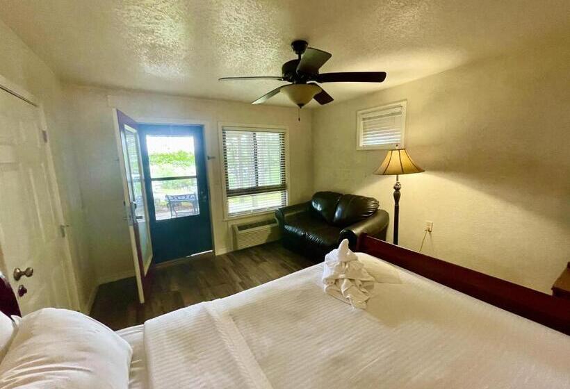 Családi Szoba, Lake View Queen Guest Room With Two Queens, Sleeper Sofa And Deck Overlooking Lake Ouachita, Hotel R