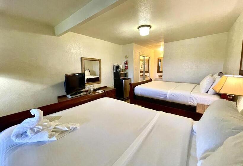 패밀리 룸, Lake View Queen Guest Room With Two Queens, Sleeper Sofa And Deck Overlooking Lake Ouachita, Hotel R