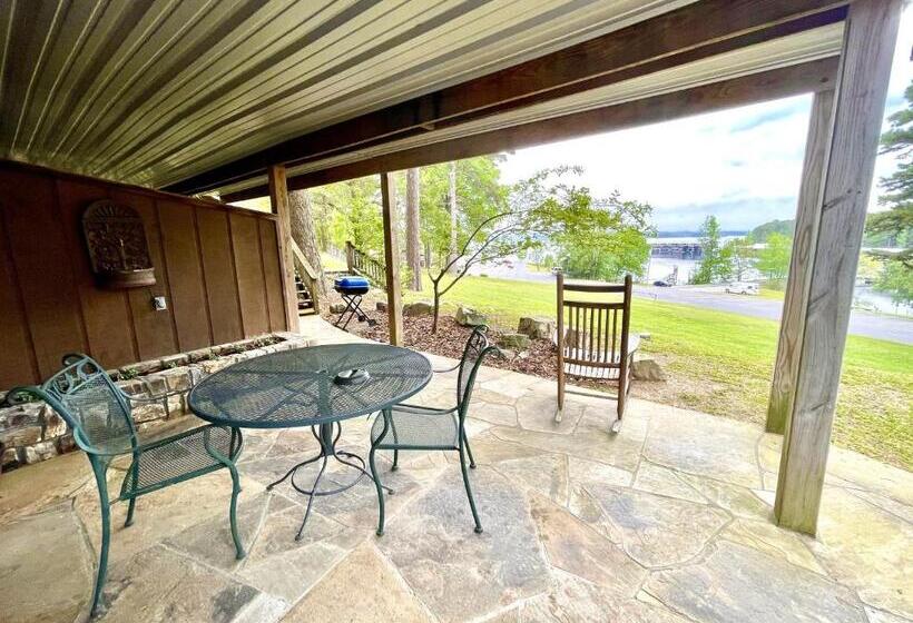 Családi Szoba, Lake View Queen Guest Room With Two Queens, Sleeper Sofa And Deck Overlooking Lake Ouachita, Hotel R