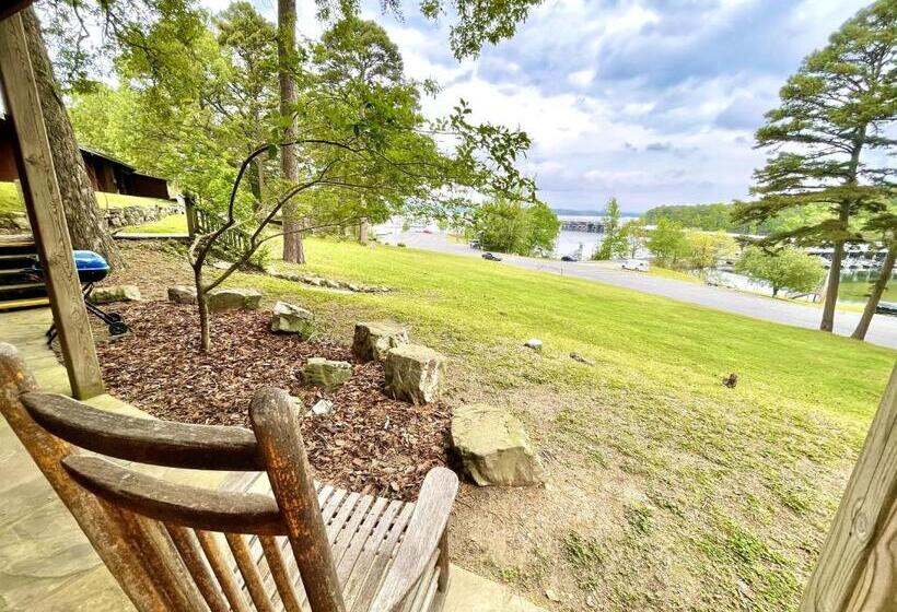 Családi Szoba, Lake View Queen Guest Room With Two Queens, Sleeper Sofa And Deck Overlooking Lake Ouachita, Hotel R