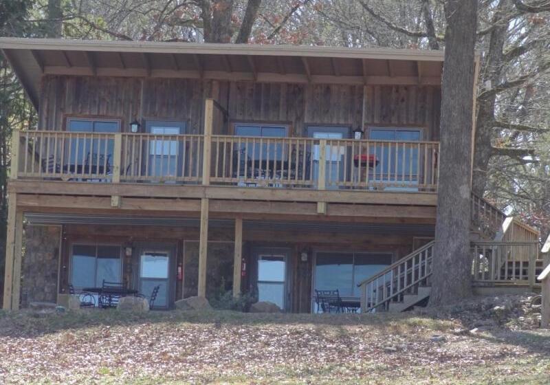 Családi Szoba, Lake View Queen Guest Room With Two Queens, Sleeper Sofa And Deck Overlooking Lake Ouachita, Hotel R