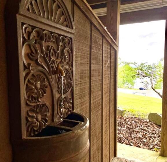 Pokój Rodzinny, Lake View Queen Guest Room With Two Queens, Sleeper Sofa And Deck Overlooking Lake Ouachita, Hotel R