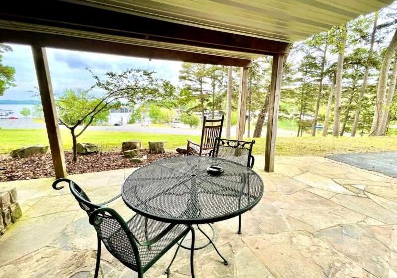 Családi Szoba, Lake View Queen Guest Room With Two Queens, Sleeper Sofa And Deck Overlooking Lake Ouachita, Hotel R