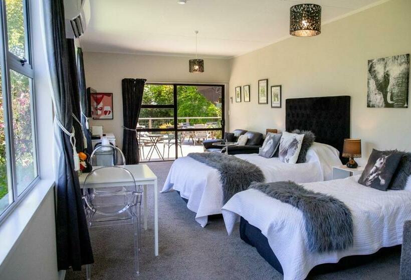 Номер Стандарт, Swan House