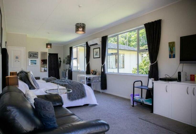 Номер Стандарт, Swan House