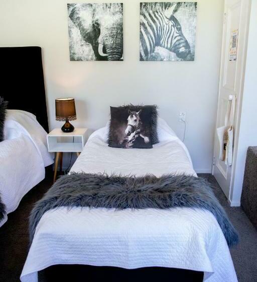 Номер Стандарт, Swan House