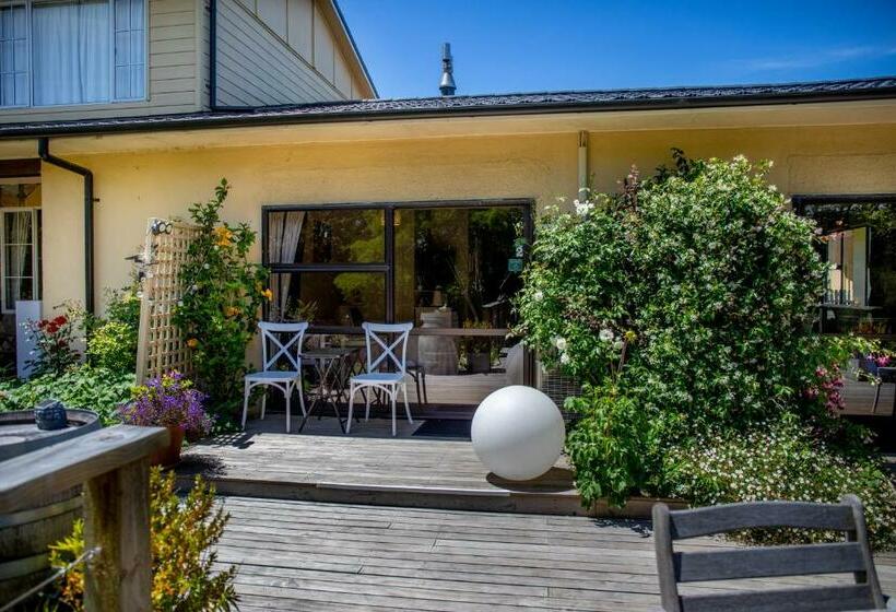 חדר סטנדרט נוף לגינה, Swan House