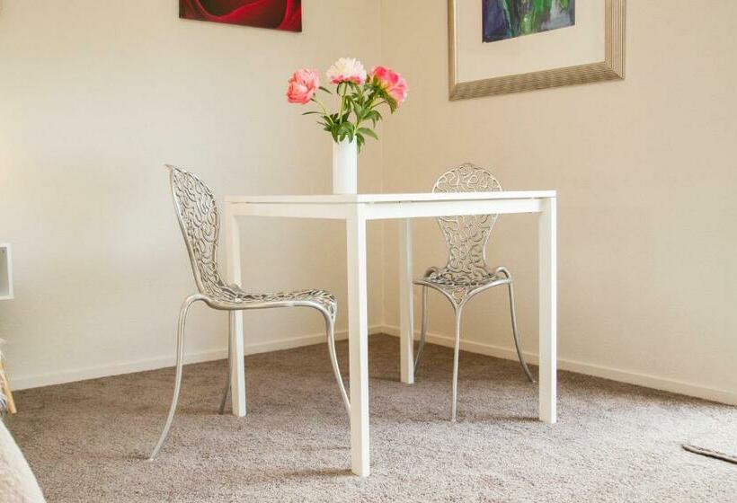 Номер Стандарт Вид на Сад, Swan House