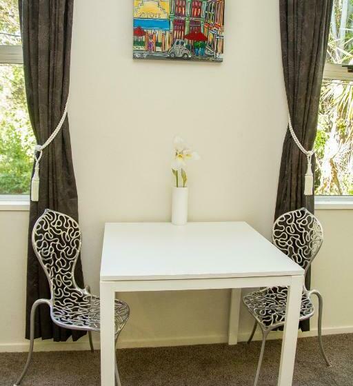 Номер Стандарт, Swan House