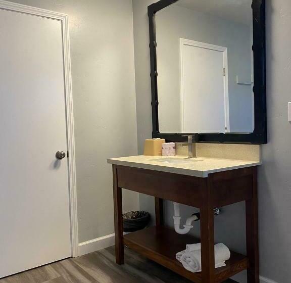 غرفة قياسية, Colonial Motel