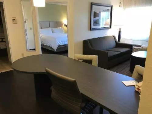 キングサイドベッドのスタンダードワンルーム, Candlewood Suites Belle Vernon, An Ihg