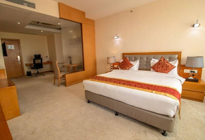 اتاق لوکس با چشم‌انداز شهر, Golden Tulip Westlands Nairobi