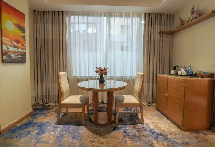 اتاق لوکس با چشم‌انداز شهر, Golden Tulip Westlands Nairobi