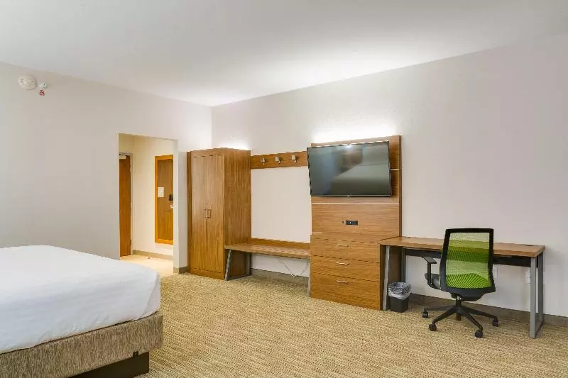 キングサイズベッドのスタンダードルーム, Holiday Inn Express & Suites Russellville, An Ihg
