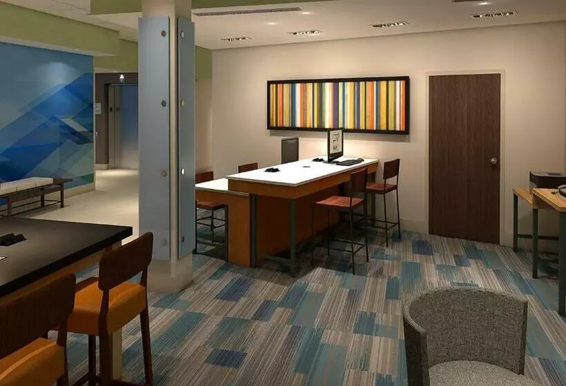 身障者適用キングサイズベッドルーム, Holiday Inn Express & Suites Russellville, An Ihg