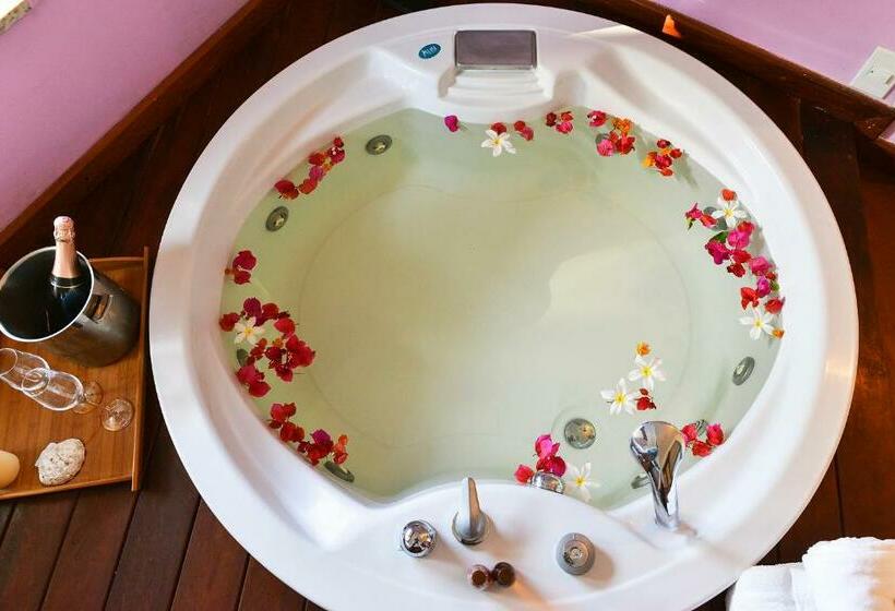 스위트 킹사이즈 침대, Iara Beach Hotel Boutique