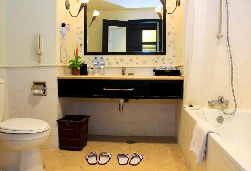 带泳池观景的豪华房, Manado Tateli Resort And Convention