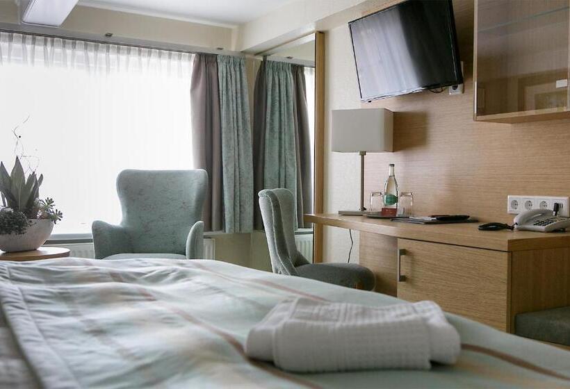 标准三人间, Neuwarft Altbau