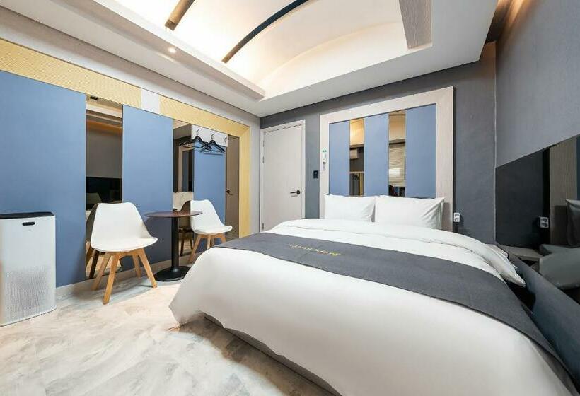 Quarto Estandar, The Nox