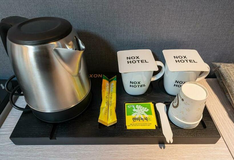 Quarto Estandar, The Nox