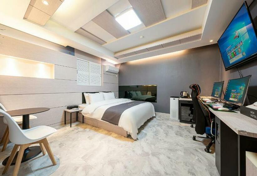 Quarto Deluxe, The Nox