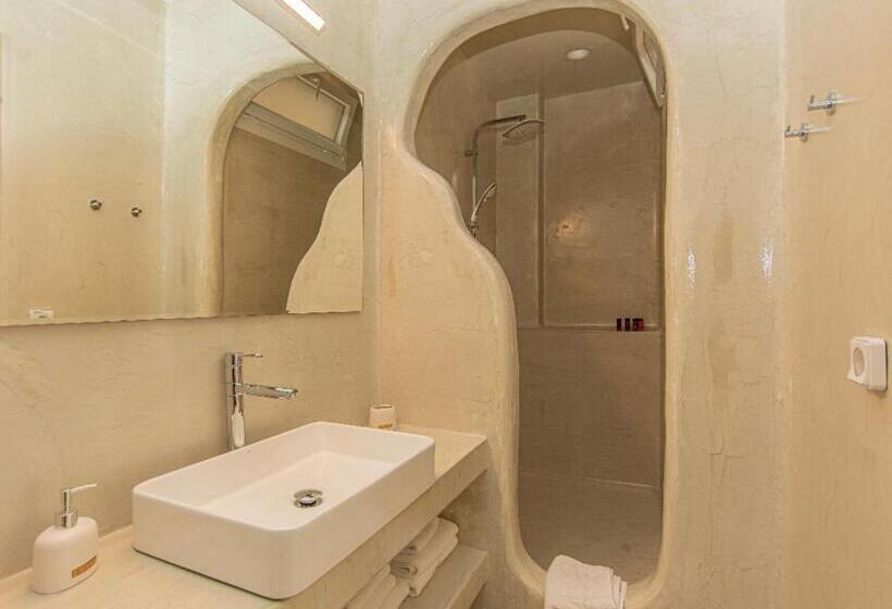 شقة غرفة واحدة, Crystal Suites