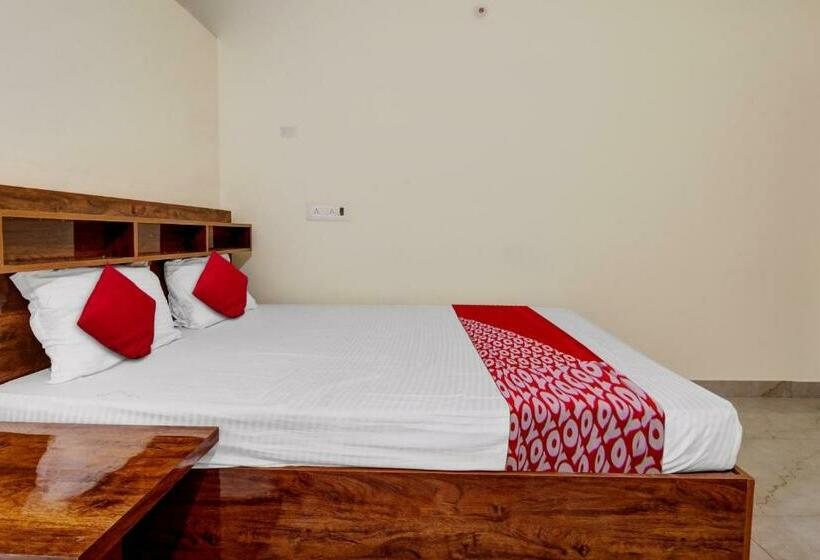 Pokój Trzyosobowy Klasyczny, Collection O Preethi Boarding & Lodging