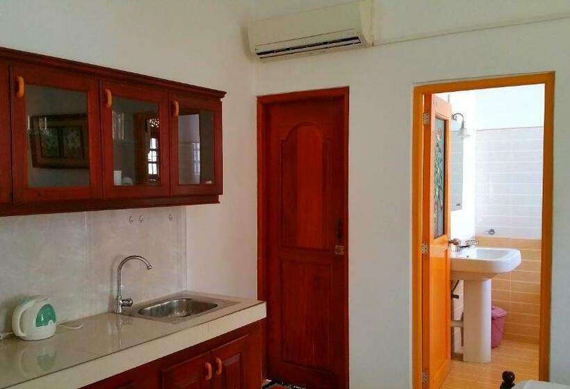 חדר דלוקס לשלושה, Holiday Fashion Inn