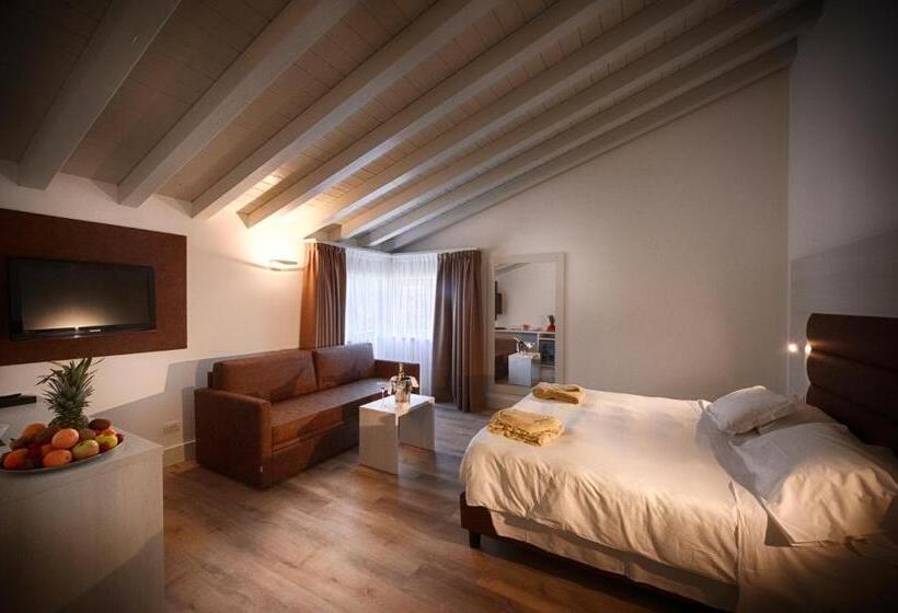 Номер Стандарт Вид на Сад, Bella Hotel & Restaurant With Private Dock For Mooring Boats