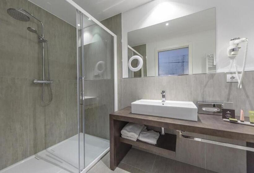 Номер Deluxe Вид на Озеро, Bella Hotel & Restaurant With Private Dock For Mooring Boats