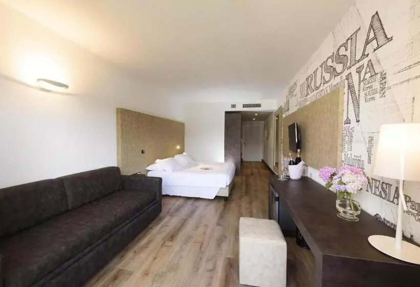 デラックスの４人部屋, Bella Hotel & Restaurant With Private Dock For Mooring Boats