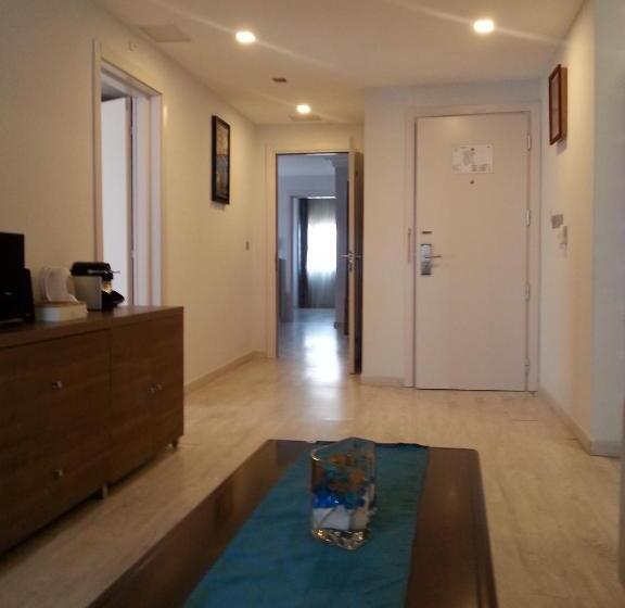 سوئیت با تخت بزرگ, Benin Royal