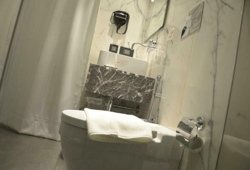 Номер Премиум, Connaught Royale