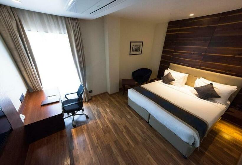 Номер Премиум, Connaught Royale