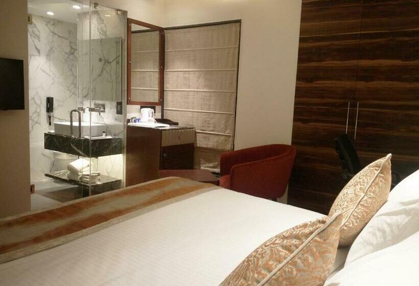 Номер Deluxe, Connaught Royale