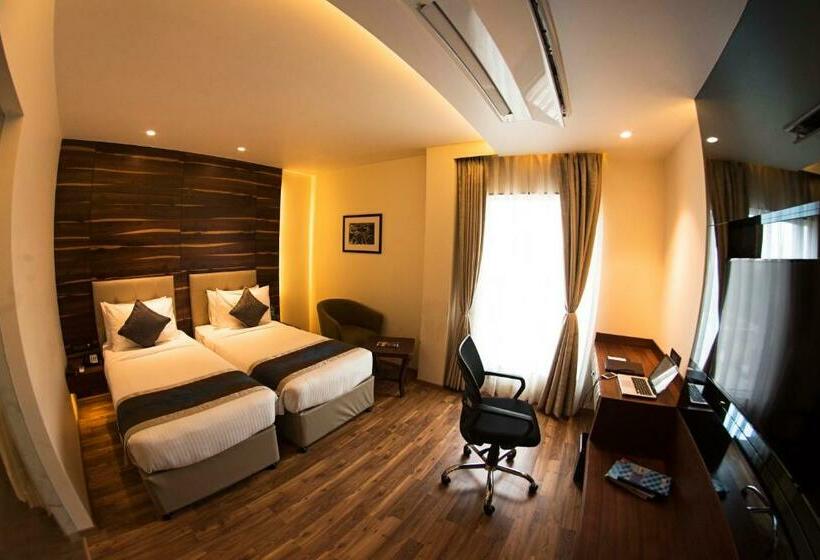 Номер Премиум, Connaught Royale