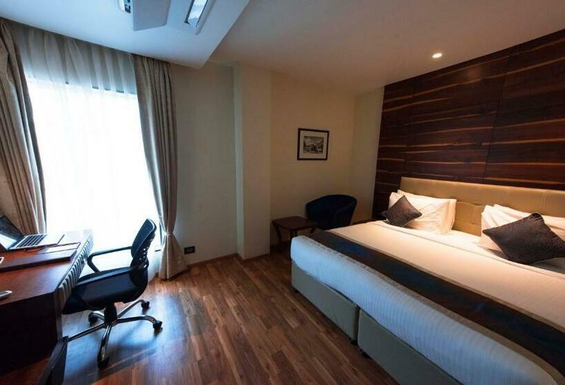 Номер Премиум, Connaught Royale